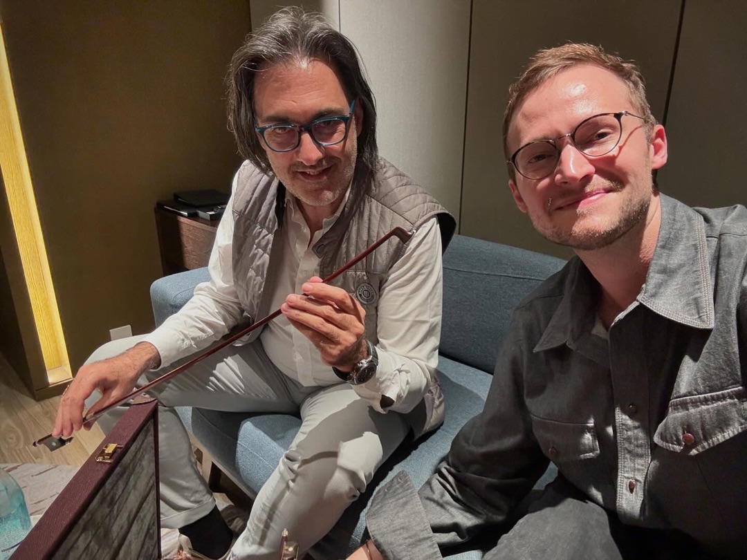 Sawyer Thomson with Leonidas Kavakos examining a bow